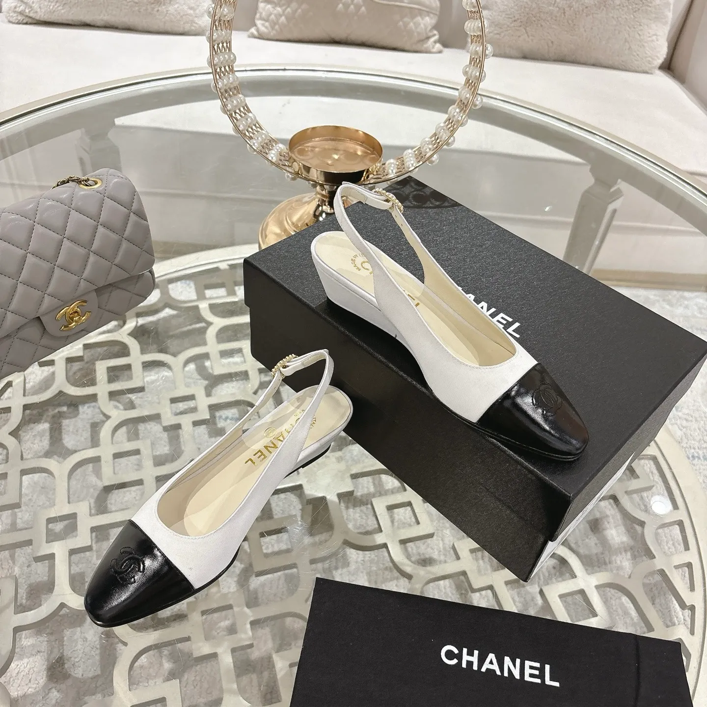 👟👟Ex-factory price 520👟👟 𝐂𝐇𝐀𝐍𝐄𝐋 Xiaoxiang 25𝐬𝐬Spring and summer new products Counter classic Xiaoxiang color-blocked back hollow wedge sandals series new〰 🍬 A must-have in the fashion circle, the matching will interpret the meticulous, minimalist and classic elements that will never fade away 💋Shows a unique dressing style that is too beautiful to say. A must-have for summer... Upper: original high-custom lambskin lining: imported mixed sheepskin lining Outsole: original Italian leather outsole Heel height: 4.5cm Shoe size: 35-39 (40.41.42 customization is not returnable)